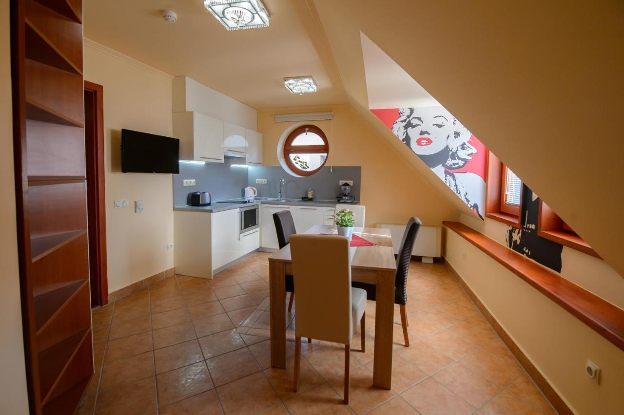 Hr Apartmanhaz Έγκερ Εξωτερικό φωτογραφία